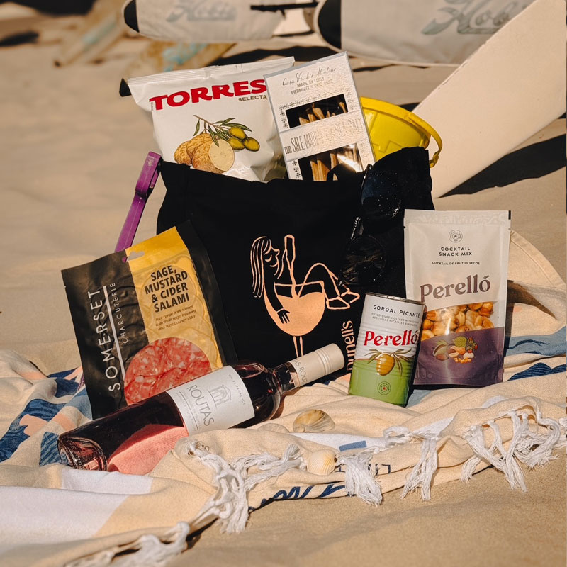DUNELL'S SUMMER PICNIC BAG with a bottle of Chateau Routas Coteaux Varois en Provence Rose Image