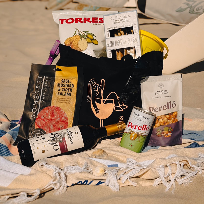 DUNELL'S SUMMER PICNIC BAG with a bottle of Finca Manzanos Rioja Tempranillo Image